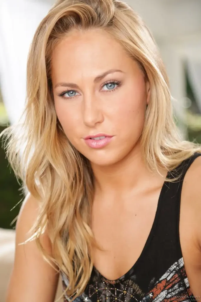 Beautiful Blonde Pornstar Carter Cruise bio